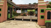 Dalam kurun dua tahun, gedung sekolah SMPN 01 Mancak Serang telah disegel sebanyak 4 kali oleh orang yang mengaku sebagai ahli waris tanah sekolah. (Liputan6.com/ Yandhi Deslatama)