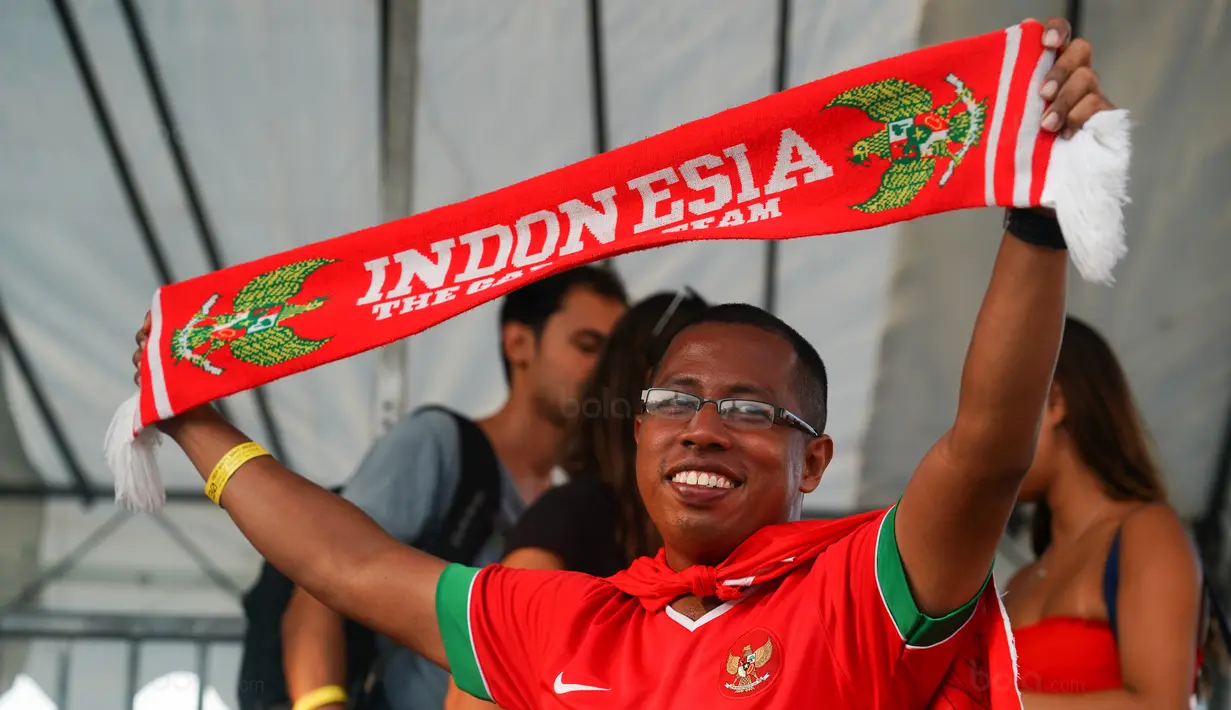 Suporter Indonesia hadir mendukung penampilan pevoli Indonesia pada Kejuaraan Bola Voli Pantai ke-29 yang diadakan di Singapura, Rabu (30/9/2017) (Bola.com/Huang Xiaolong)