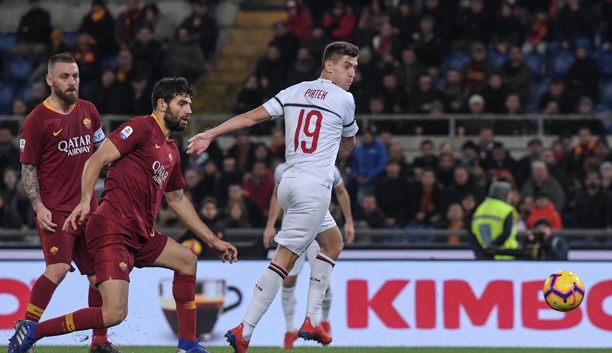 Proses gol pertama AC Milan yang dicetak oleh Krzysztof Piatek di menit ke-26 pada laga lanjutan Serie A yang berlangsung di stadion Olimpico, Roma, Senin (4/2). AC Milan imbang 1-1 kontra AS Roma. (AFP/Tiziana Fabi)