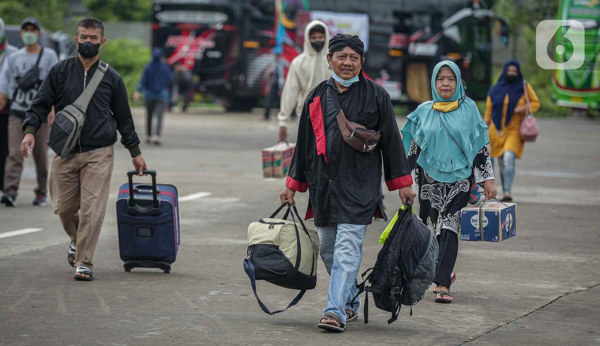 <p>Peserta Mudik Aman Mudik Sehat Kementerian Perhubungan membawa barang bawaan mereka berjalan menuju bus tujuan kampung halamannya di Terminal Jatijajar, Depok, Jawa Barat, Kamis (28/4/2022). Sekitar 3.000 penumpang diberangkatkan dengan 106 bus yang telah disiapkan oleh Dirjen Darat Kementerian Perhubungan. (Liputan6.com/Faizal Fanani)</p>
