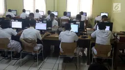 Sejumlah pelajar SMK Negeri 1 mengikuti Ujian Nasional Berbasis Komputer (UNBK) di Jakarta, Senin (2/4). Pada hari pertama, para siswa SMK mengerjakan mata pelajaran Bahasa Indonesia. (Liputan6.com/Arya Manggala)