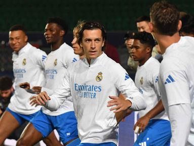 Bek Real Madrid asal Spanyol, Alvaro Carreras saat mengikuti sesi latihan di Stadion Almaty Ortalyk, Almaty, Kazakhstan, pada 29 September 2025. (VYACHESLAV OSELEDKO/AFP)