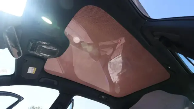Tampilan atas sunroof fotovoltaik
