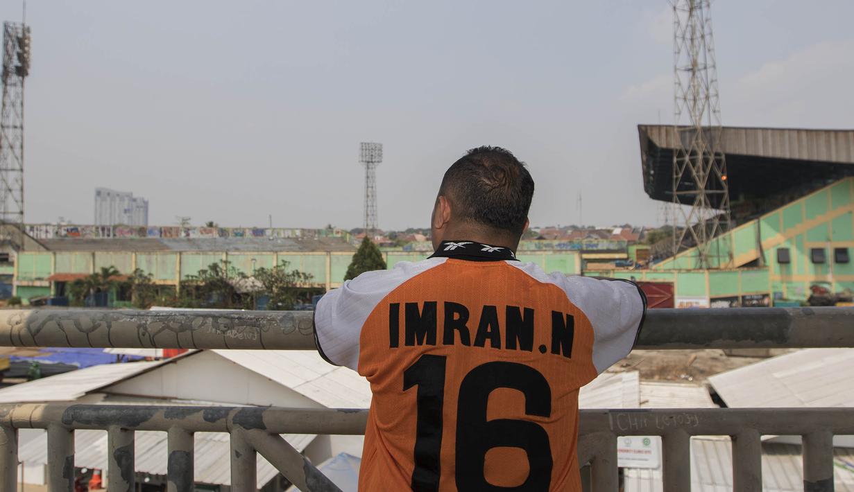 Mantan pesepak bola Persija, Imran Nahumarury memandangi Stadion Lebak Bulus sesaat sebelum dibongkar, Sabtu (25/7/2015). (Bola.com/Vitalis Yogi Trisna)