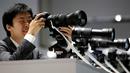 Pengunjung mencoba mengoperasikan lensa kamera Tamron di stand Tamron saat berlangsungnya Pameran Photokina di Cologne, Jerman, (20/9). Pameran ini berlangsung 20-25 September 2016. (REUTERS/Fabrizio Bensch)