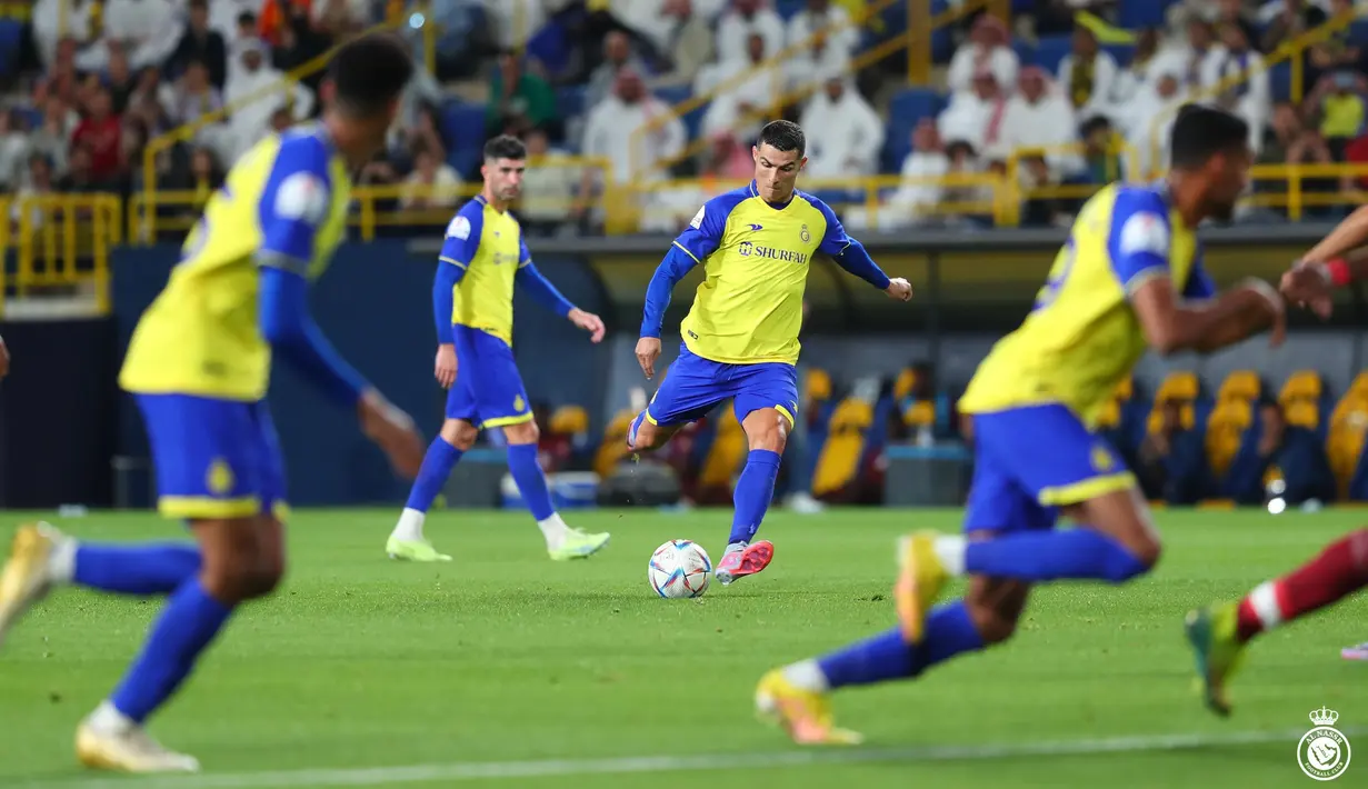 Pemain Al-Nassr, Cristiano Ronaldo mencetak gol penyeimbang 1-1 ke gawang Abha melalui eksekusi tendangan bebas pada laga pekan ke-21 Liga Pro Arab Saudi 2022/2023 di Mrsool Park, Riyadh, Minggu (19/03/2023) WIB. Laga dimenangkan oleh Al-Nassr dengan skor 2-1. (Twitter/@AlNassrFC)