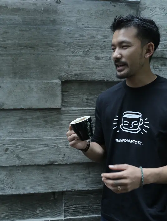 "Karena belum mau tahu dulu jenis kelaminnya apa. Kemarin habis dari dokter dan dokternya bilang ingin tahu nggak. Saya bilang nggak deh, saya urungi niat saya biar nanti surprise saja," paparnya. (Galih W. Satria/Bintang.com)