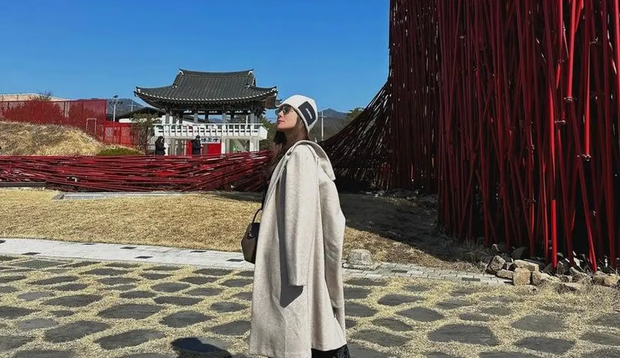 Seperti memadukan long coat dan beanie warna beige dengan quilted skirt berwarna hitam  yang trendy. @wulanguritno.