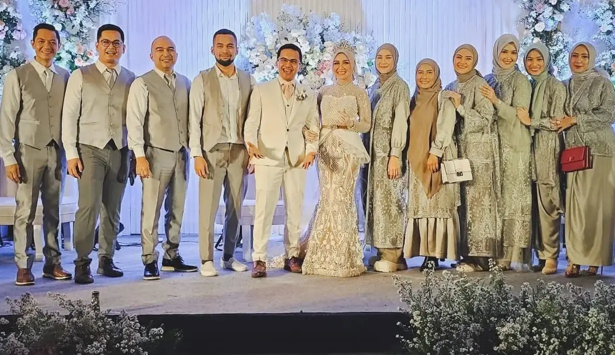 <p>Lain dengan pernikahan Sahrul Gunawan, bridesmaid dan groomsmen mengenakan warna abu-abu. Paduan bahan satin dan kain brokat membuat busana bridesmaid terlihat sempurna.[Instagram/dude2harlino]</p>