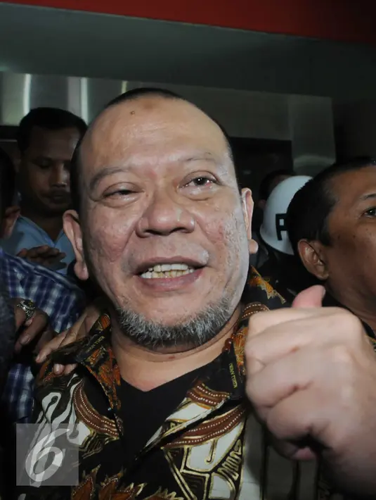 Mantan Ketum PSSI La Nyalla Mattaliliti usai menjalani pemeriksaan di di Kejagung, Jakarta pada Selasa (31/5). La Nyalla menolak menandatangi berkas penahanannya (Liputan6.com/Helmi Afandi)
