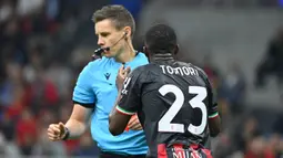 Wasit asal Jerman, Daniel Siebert langsung melayangkan kartu merah untuk Fikayo Tomori dan menghukum AC Milan dengan tendangan penalti. (AFP/Alberto Pizzoli)