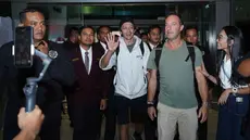 Legenda hidup balap motor dunia, Valentino Rossi menyapa penggemar sesaat setelah tiba di Bandara Soekarno-Hatta, Tangerang, Banten pada Senin (29/9/2025) malam. (Foto: Pertamina Lubricants)