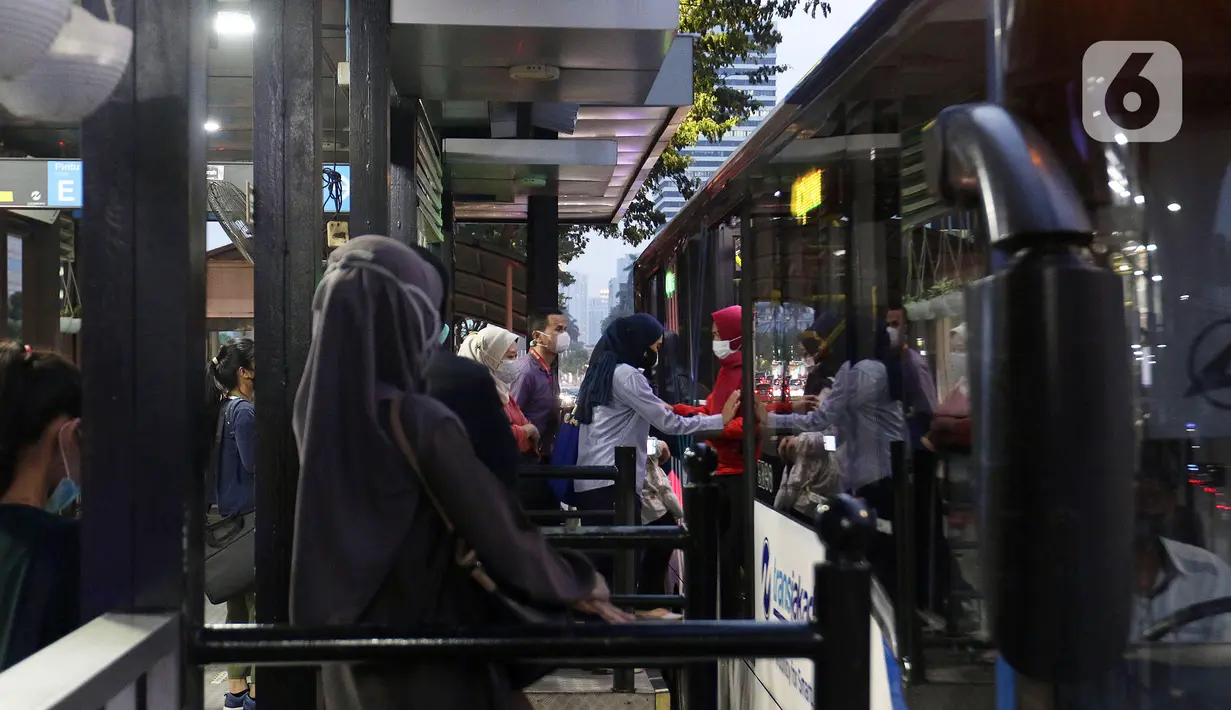 Sejumlah penumpang memasuki bus Transjakarta di sebuah halte kawasan Sudirman, Jakarta, Kamis (21/10/2021). PT Transportasi Jakarta (Transjakarta) mulai memberlakukan kapasitas angkut pelanggan sebesar 100 persen mulai hari ini. (Liputan6.com/Herman Zakharia)