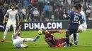 Pemain Paris Saint-Germain Neymar mencoba mencetak gol saat melawan Marseille pada pertandingan Liga Satu Prancis di Marseille, Prancis, Minggu (24/10/2021). Pertandingan berakhir dengan skor 0-0. (AP Photo/Daniel Cole)