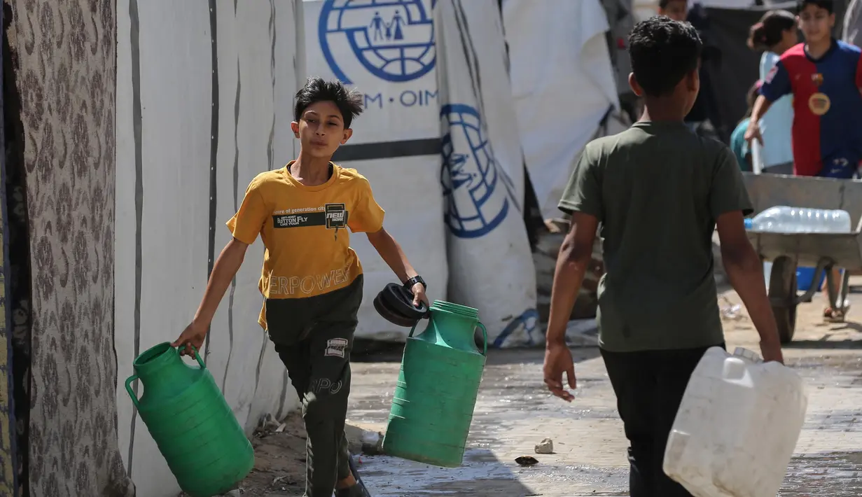 Sebelumnya diketahui, ada lebih dari 70 persen infrastruktur air dan sanitasi di kota Gaza rusak atau hancur sejak perang Israel dan milisi Hamas memanas pada 7 Oktober 2023. (Eyad BABA/AFP)