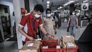 Petugas memeriksa kondisi paket sebelum proses pengiriman melalui jasa ekspedisi JNE di Tomang, Jakarta, Selasa (29/12/2020). Penggunaan jasa ekspedisi atau kurir meningkat hingga 85 persen selama pandemi COVID-19. (merdeka.com/Iqbal S. Nugroho)