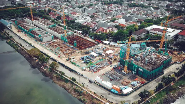 Senior Manager Corporate Relations PT Wijaya Karya (WIKA) menjelaskan proyek Jakarta Sewerage Development Project (JSDP). (Bima/Liputan6.com)