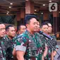 KSAD Jenderal TNI Andika Perkasa (kanan) memberi keterangan pers di Mabes TNI AD, Jakarta, Rabu (9/10/2019). (Liputan6.com/Pool/Dispen TNI AD)