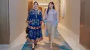 Ini bukan pertama kalinya kedekatan Kahiyang dan Erina Gudono terlihat di hadapan publik, baik Erina maupun Kahiyang beberapa kali unggah potret kebersamaan di media sosial. Dalam momen nonton fashion show ini, Kahiyang Ayu tampil cantik dengan dress dan tatanan rambut yang dicepol. Sementara Erina Gudono memesona dalam balutan baju perpaduan pink dan biru muda dengan tatanan rambut yang dibiarkan digerai. (Liputan6.com/IG/@studio133biyan)