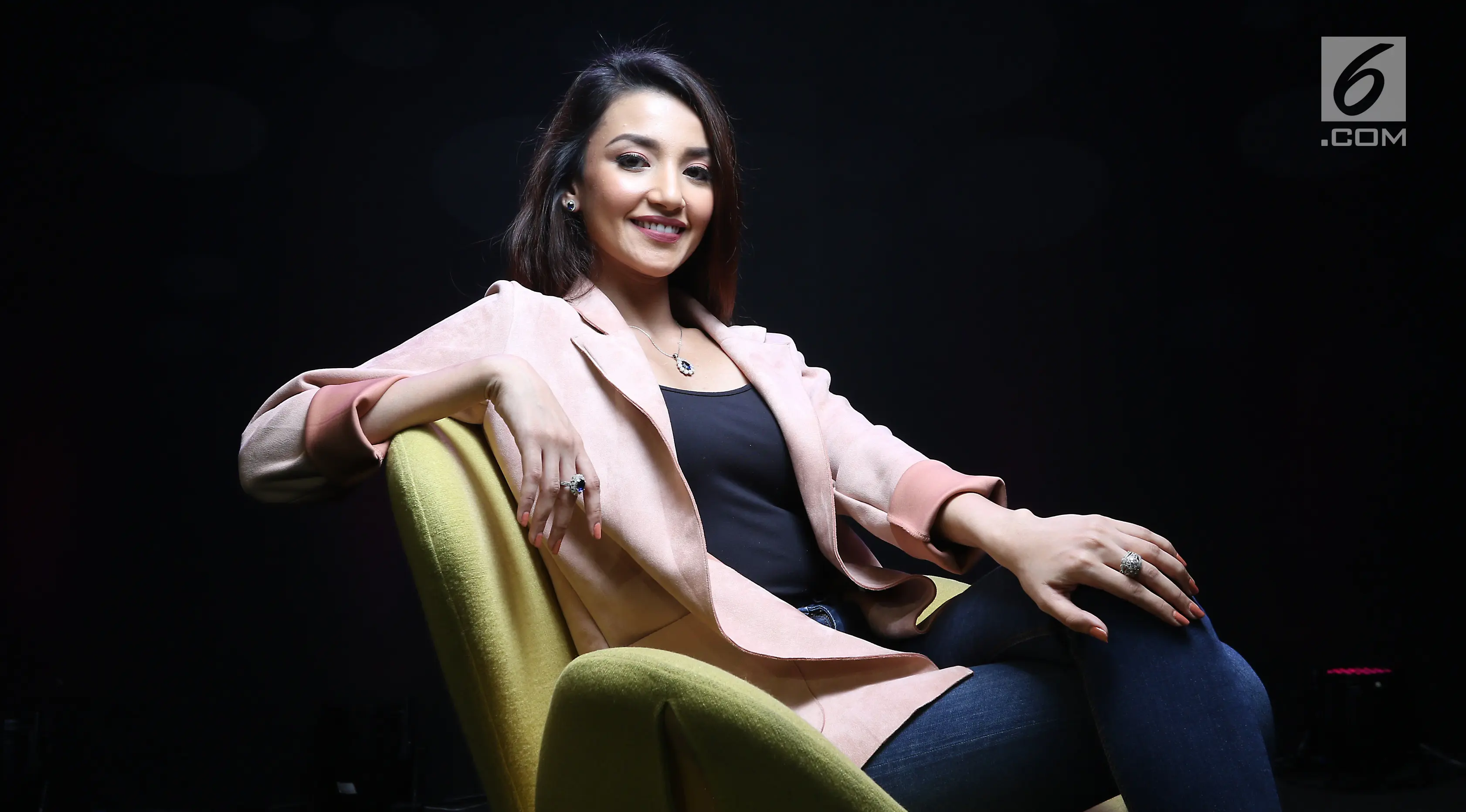 Aktris Tsania Marwa saat menjadi bintang tamu dalam acara Dear Haters di Liputan6.com, SCTV Tower, Jakarta, Senin (28/8). (Liputan6.com/Fatkhur Rozaq)