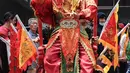 Tatung pria berdiri di atas tombak saat beratraksi dalam Festival Cap Go Meh 2570 di Seasons City, Jakarta,  Minggu (24/3). Sekitar 100 tatung pria dan wanita hadir menampilkan atraksi ekstrem menggunakan benda tajam. (Liputan6.com/Fery Pradolo)