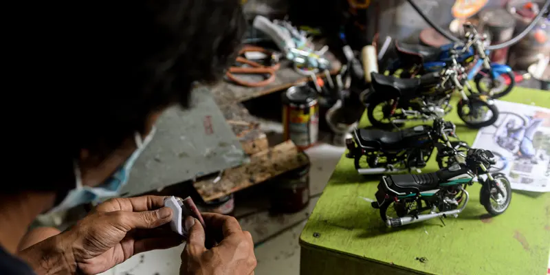 FOTO: Melihat Pembuatan Miniatur Sepeda Motor di Tangerang Selatan - Photo