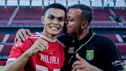 Keberhasilan Persebaya Surabaya ini menjadi bukti kerja keras mereka terbayar tuntas. Asisten pelatih, Bejo Sugiantoro sangat bangga dengan anaknya, Rachmat Irianto. Rian menjadi salah satu punggawa penting di skuad Bajul Ijo musim ini. (Liputan6.com/IG/@officialpersebaya)