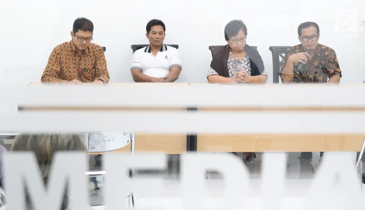 Heri Budiawan alias Budi Pego (kedua kiri) saat memberi keterangan terkait kasusnya di Kantor Komnas HAM, Jakarta, Jumat (14/12). Komnas HAM berpandangan Budi Pego mengalami proses hukum yang kurang wajar. (Liputan6.com/Helmi Fithriansyah)