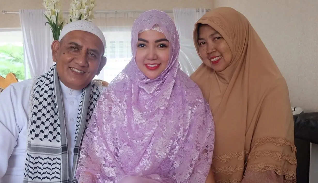 Orang tua kandung Bella Shofie, Hamzah Nasution dan Agustini memang memiliki usaha kuliner khas Medan yang bernama Lontong Medan Nasution di kawasan Jagakarsa, Jakarta Selatan.  (Instagram/bellashofie5292)