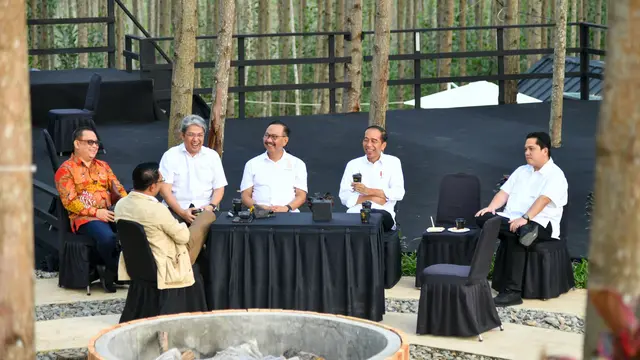 Presiden Joko Widodo atau Jokowi mengawali kunjungan hari keempatnya di Ibu Kota Nusantara (IKN) Provinsi Kalimantan Timur, Jumat (3/11/2023) dengan menikmati pagi yang cerah bersama para menteri di lokasi tempatnya bermalam (Biro Pers Sekretariat Preside