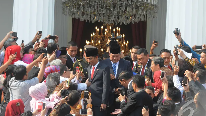 Saat Jokowi Mengantarkan SBY Keluar Istana