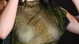 Model AS Kendall Jenner saat tiba untuk menghadiri Secret Chopard Party di sela-sela festival film Cannes ke-71 di Cannes, Prancis (11/5). (AFP/Yann Coatsaliou)