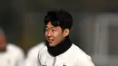 Striker Tottenham Hotspur Son Heung-Min mengambil bagian dalam sesi latihan tim jelang bertamu ke kandang AC Milan pada lanjutan Liga Champions, di Tottenham Hotspur Football Club Training Ground di London, Senin (13/2/2023). Pertandingan ini berpotensi menghadirkan pertarungan sengit karena kedua tim bisa disebut memiliki kekuatan yang seimbang. (Ben Stansall / AFP)