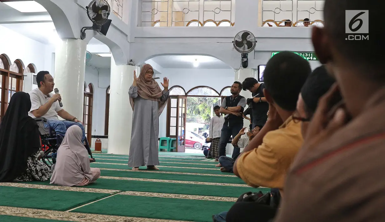 Penyandang disabilitas tunarungu sedang simulasi azan di Masjid El Syifa, Ciganjur, Jakarta, Senin (27/5/2019). Masjid El Syifa memiliki fasilitas pendukung bagi para penyandang disabilitas. (Liputan6.com/Herman Zakharia)