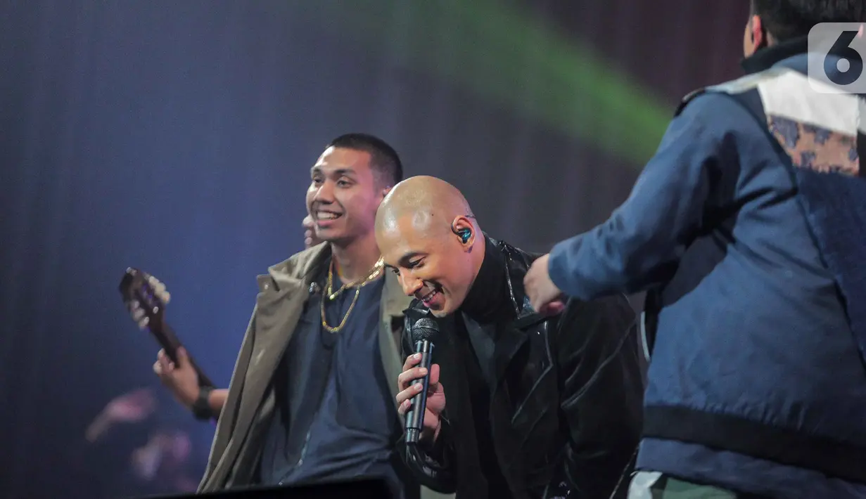 Marcell berduet dengan RAN dalam konser “ Marcell Tujuh Belas" di Balai Sarbini, Jakarta, Jumat (18/10/2019). Dalam penampilannya mereka membawakan lagu hitsnya yaitu candu asmara dan pandangan pertama. (Liputan6.com/Faizal Fanani)