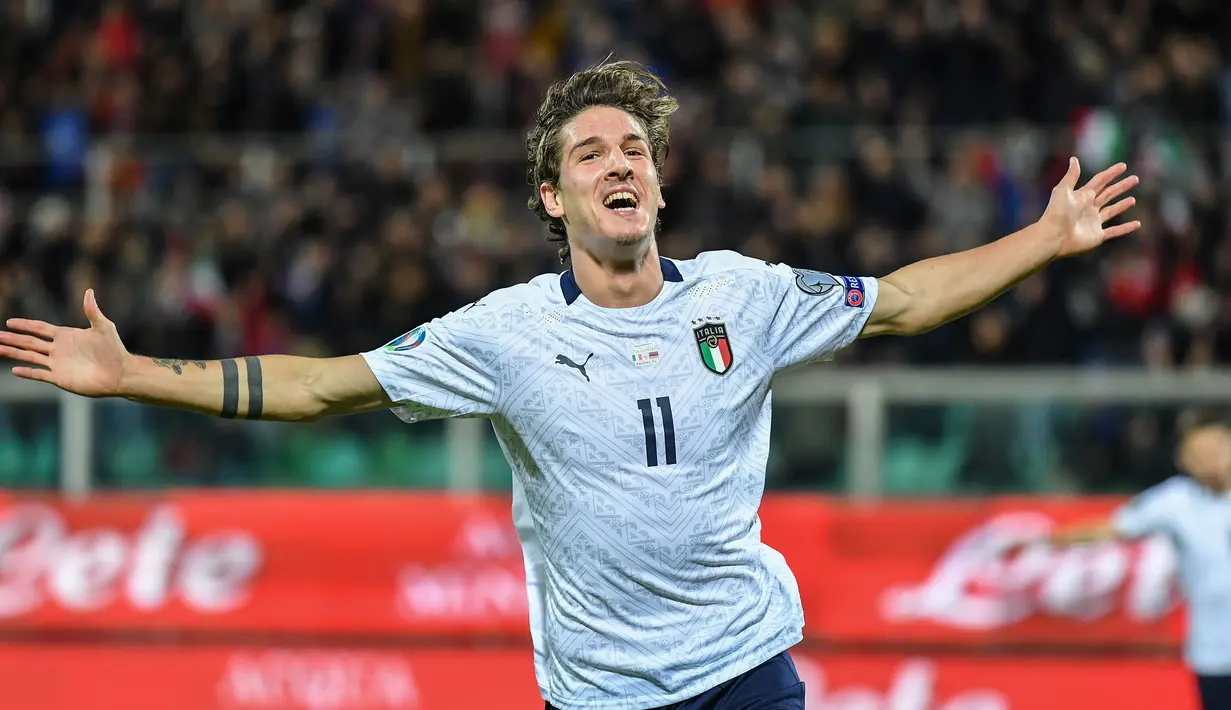 Gelandang Italia, Nicolo Zaniolo, merayakan gol yang dicetaknya gawang Armenia pada laga Kualifikasi Piala Eropa 2020 di Stadion Renzo Barbera, Palermo, Senin (18/11). Italia menang 9-1 atas Armenia. (AFP/Andreas Solaro)