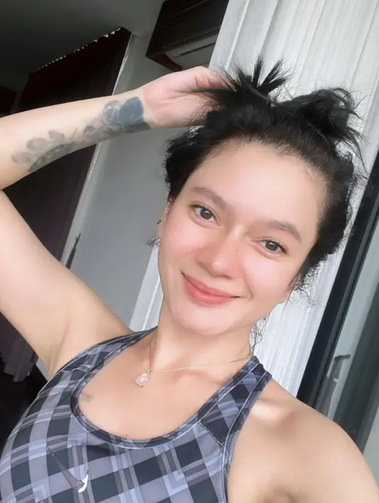<p>Citra Anidya juga jarang tampil mengenakan makeup. Perempuan kelahiran Bogor, 20 Januari 1990 ini justru lebih sering membagikan potret dirinya yang tanpa makeup dalam berbagai kesempatan. (FOTO: instagram.com/ncit90/)</p>