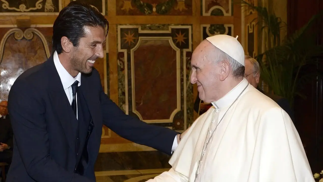 Momen Gianluigi Buffon bersama Paus Fransiskus