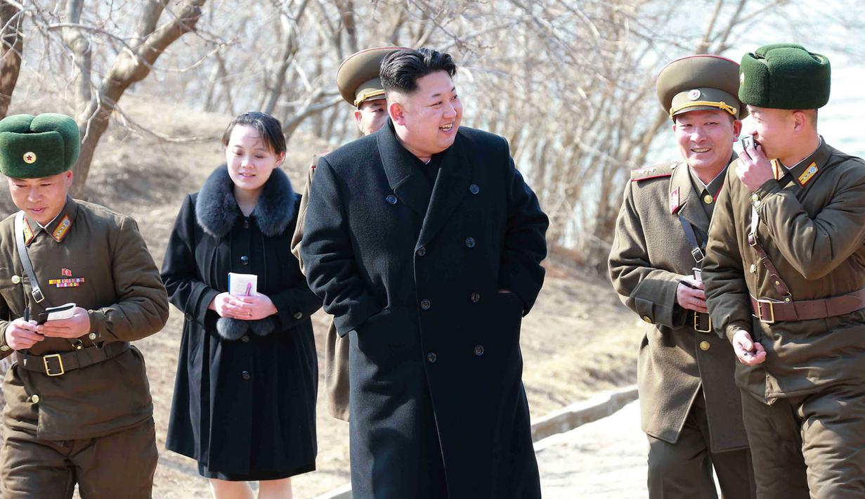 Adik Kim Jong-un, Kim Yo-Jong (kedua kiri) mendampingi kakaknya memeriksa perusahaan pertahanan Sin Islet, Kangwon, Korut 12 Maret 2015. Kim Jong-un mempromosikan Kim Yo-jong menjadi anggota politbiro Partai Pekerja yang berkuasa. (AFP Photo/KCNA via KNS)