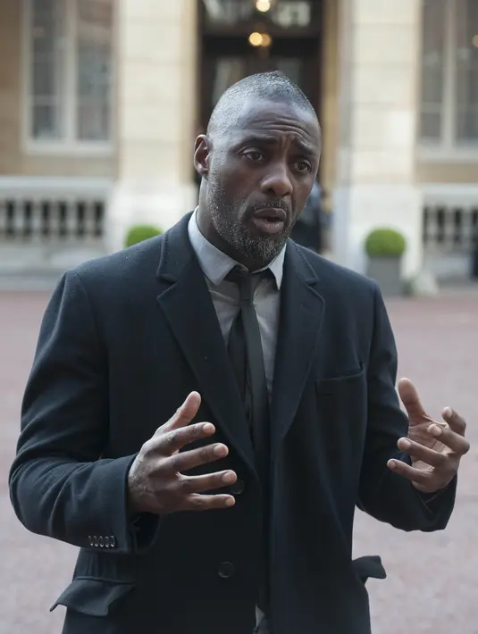 "Saya hampir mati, aku melakukan adegan ini - kami memutuskan untuk melakukan ini adegan air terjun di mana semua tentara anak-anak tersebut berjalan di belakang air terjun besar ini.” jelas aktor 43 tahun ini. (Bintang/EPA)