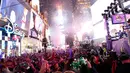 Kemeriahan warga New York saat perayaan tahun baru di Times Square, New York, AS  (1/1/2016). (AFP Photo / Kena Betancur)