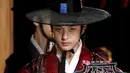Dunia hiburan Korea kembali berduka, lantaran aktro Jeon Tae Soo meninggaldunia. Berita duka ini langsung disampaikan oleh agensinya, Haewadal Entertainment. (Foto: Allkpop.com)