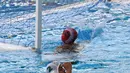 Pemain polo air Arab Saudi, Mohammed Alhelal berhasil menjebol gawang Indonesia pada laga terakhir peringkatan Asian Games 2018 di Stadion Aquatic Centre, GBK, Jakarta, Sabtu (1/9). Indonesia kalah dengan skor 8-12. (Merdeka.com/Imam Buhori)