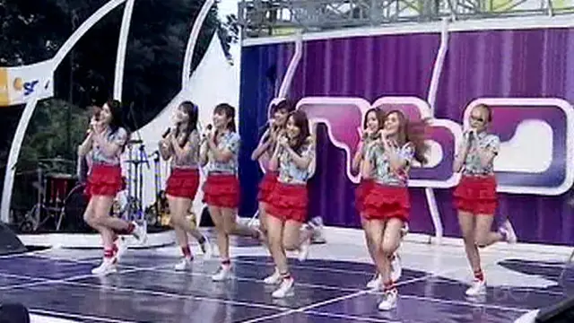 Cherrybelle  membawakan lagu Love Is You dalam acara Inbox SCTV (16/06/2014) 