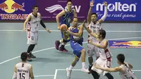 Pemain Satria Muda, Arki Dikania Wisnu, berusaha melewati pemain Aspac pada laga perdana IBL musim 2016 di Hall A Senayan, Jakarta, Sabtu (9/1/2016). (Bola.com/Vitalis Yogi Trisna)