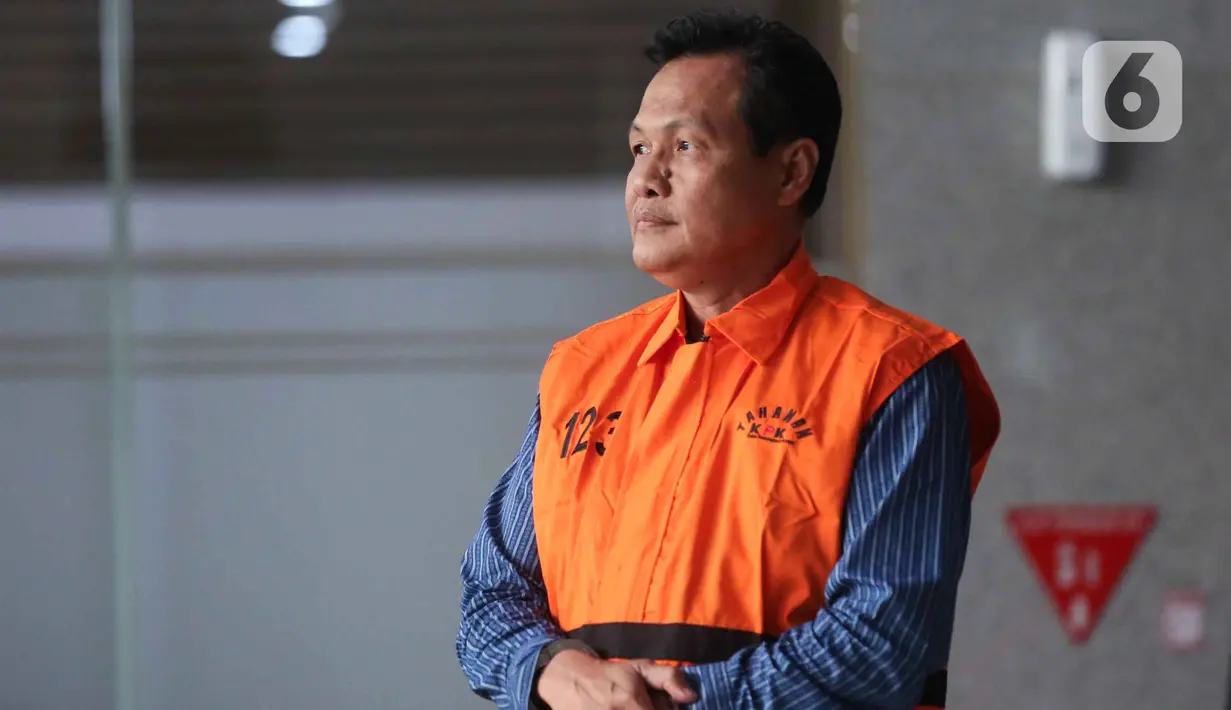 Bupati Muara Enim, Edison, berjalan meninggalkan gedung Merah Putih Komisi Pemberantasan Korupsi (KPK) usai menjalani pemeriksaan, Jakarta, Selasa (9/6/2026). (Liputan6.com/Helmi Fithriansyah)