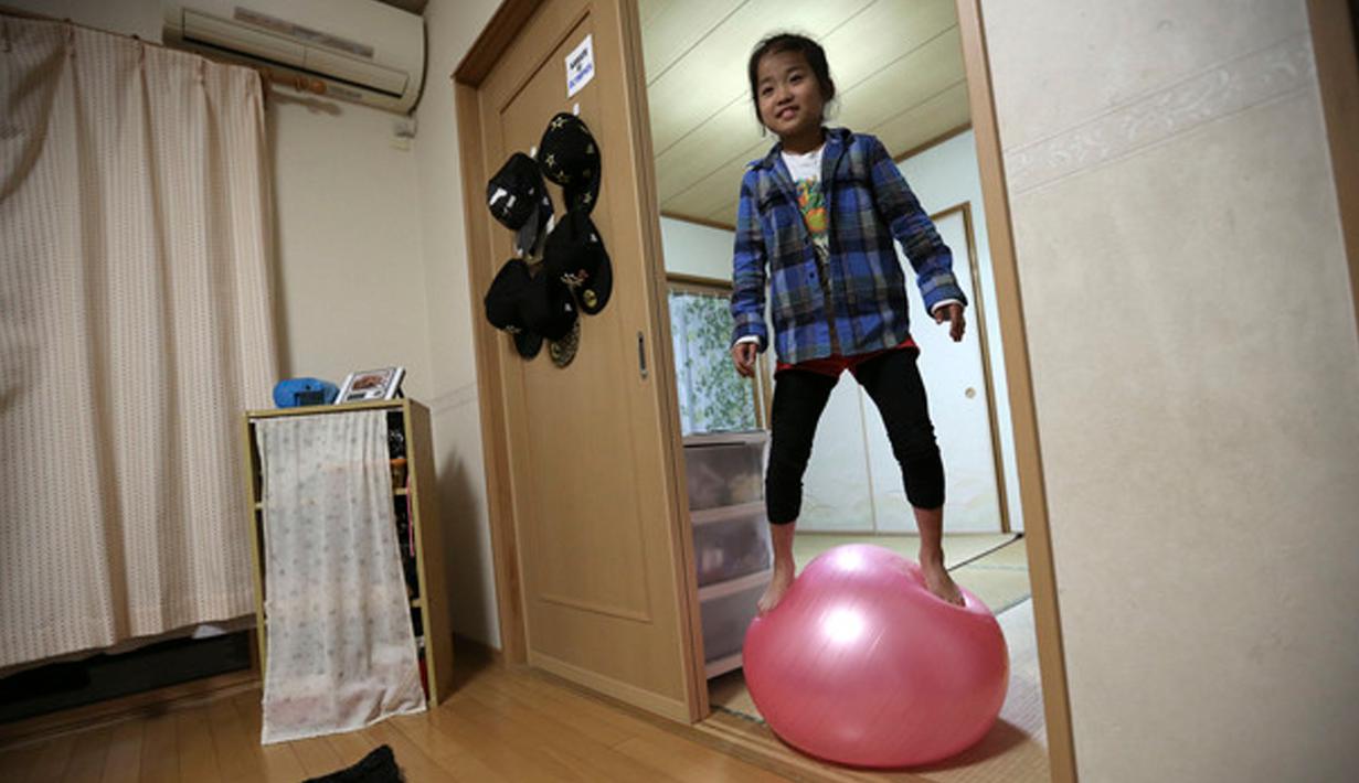 Mahiro Takano ketika bermain bola di rumahnya di Nagaoka, Niigata, Jepang, 18 November 2015. Hobi bela diri karatenya tersebut bahkan membuatnya tidak sempat menikmati masa bermain seperti anak-anak pada umumnya. (dailymail.co.uk)
