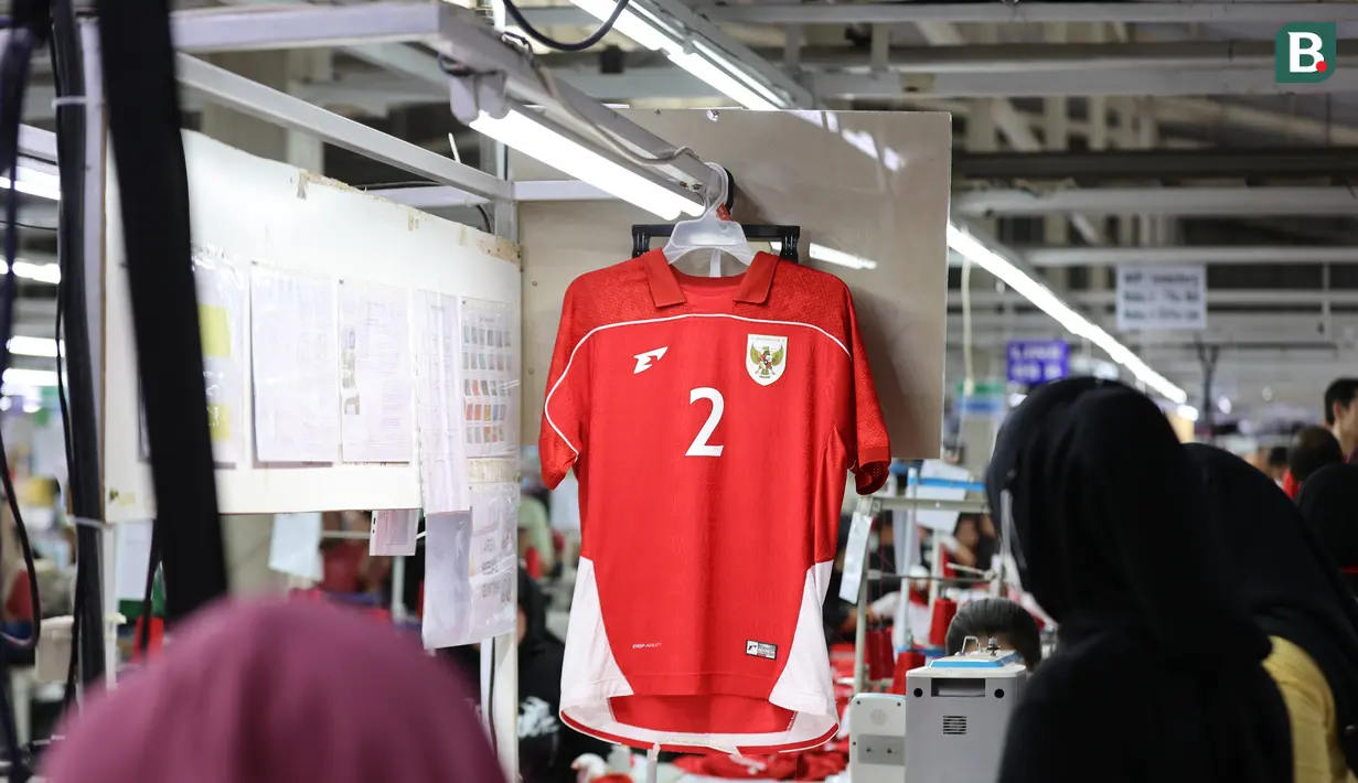 Contoh jersey yang sudah jadi mengantung di pabrik pembuatan jersey Erspo di daerah Bandung, Jawa Barat pada Rabu (12/2/2025). (Bola.com/Abdul Aziz)
