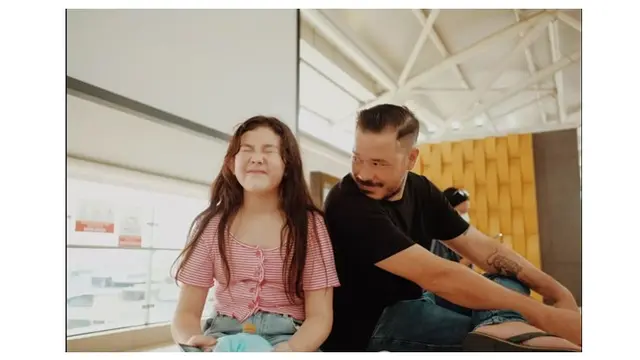 6 Potret Kedekatan Mikha Anak Nafa Urbach dengan Zack Lee Sang Ayah, Kompak