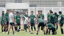 Pemain Timnas Indonesia U-22 saat latihan di Stadion Madya, Senayan, Jakarta, Senin (21/1). Latihan kali ini tidak dipimpin Indra Sjafri karena sedang mengikuti lisensi kepelatihan Pro AFC di Spanyol. (Bola.com/M Iqbal Ichsan)